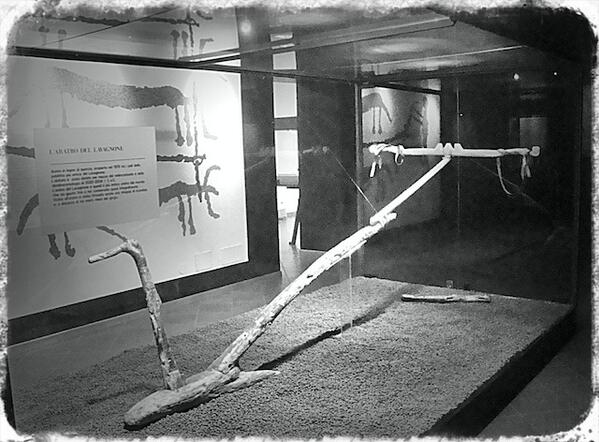 antiquariogarda's tweet photo. L'aratro più antico del mondo: http://t.co/mxTMYx8dsU
#LagoGarda, #antichità #Lavagnone #legno #monastero #museo http://t.co/3SqKI9GiYJ