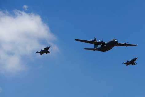 An Hercules C130 transporting the coffin of #NelsonMandela  escorted by two Jas Gripen fighter jets