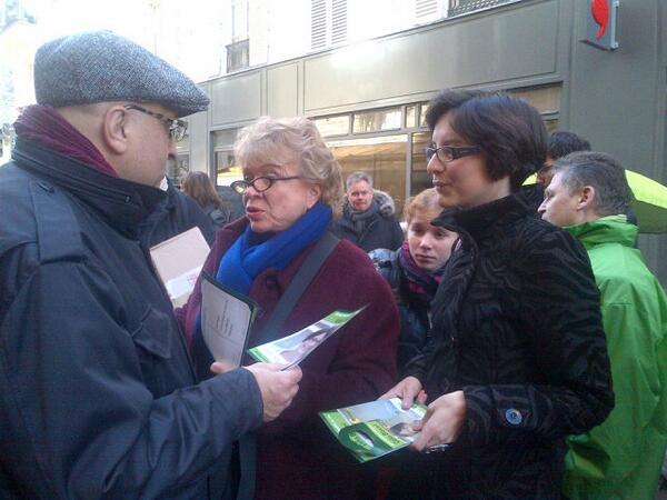 Celia_Blauel's tweet photo. @EvaJoly, des discussions et des échanges avec des passants intrigués ! L'ecologie en force ! #EELV #mun75014 http://t.co/hnGeKQctG5