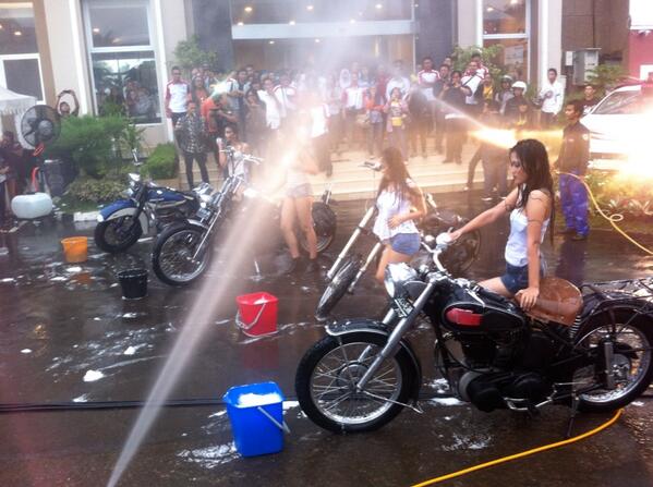 BEBEX_'s tweet photo. @ grand depok city. http://t.co/iJ4msnUArA