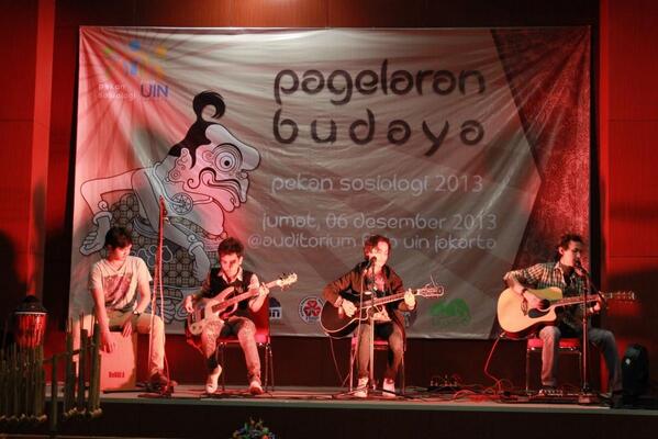 Pekan_sosiologi's tweet photo. alunan musik dari @OCEAN_official menghipnotis seluruh penonton di auditorium utama FISIP UIN Jakarta #pekansosiologi http://t.co/vzcSV2g6wb