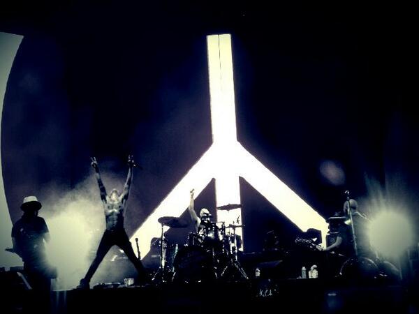 slankdotcom's tweet photo. Menghentak #ClavoSlank30th di GBK lewat lagu "PISS" http://t.co/L2BlOZiU10