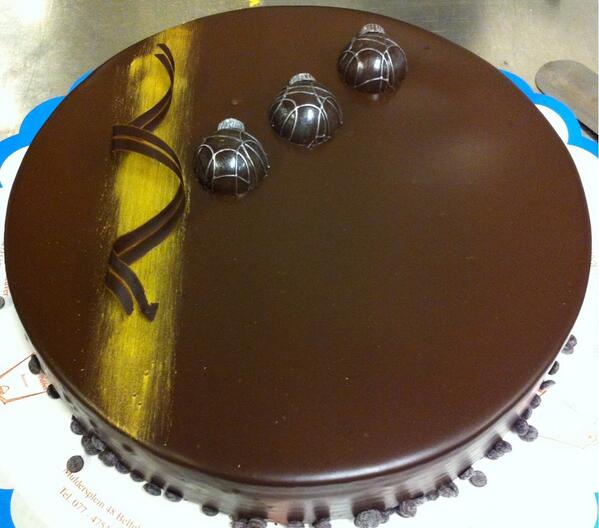 Pure chocolade kerst taart met kersen en hazelnoot.. <a href="/bakkerij/">Gerrit Bakker</a> Pollen-Pubben