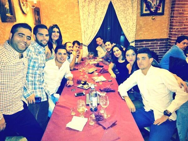 ChemaHeMu's tweet photo. Cunado se está con la otra familia siempre se disfruta!!! http://t.co/E44ek5hSL4