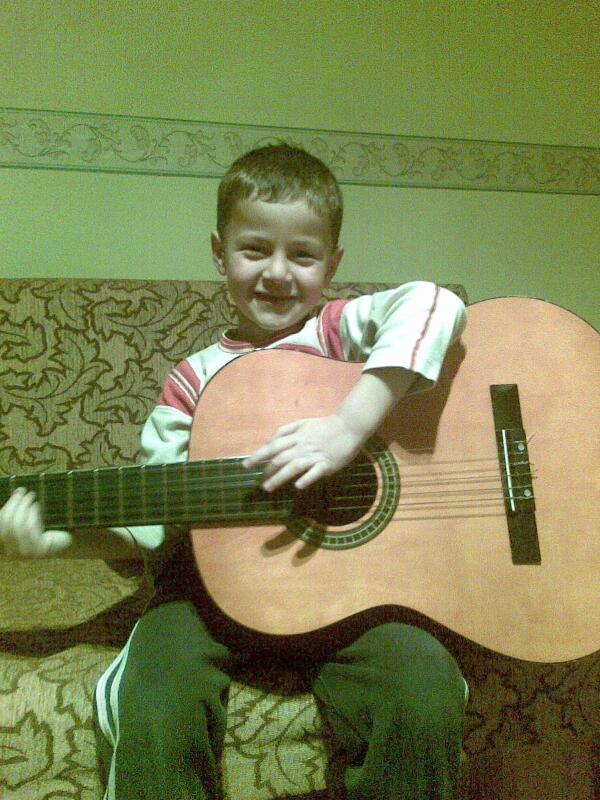 cr7ronaldogs's tweet photo. ben gitar çalarken http://t.co/CJ0amWd13I