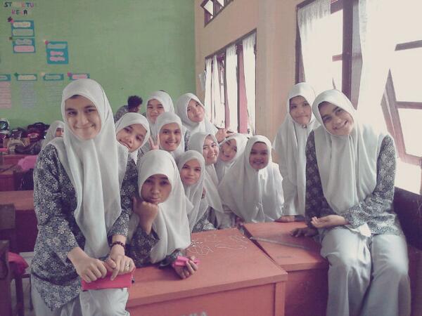 clbrtscience's tweet photo. Daily of girls @mutiamutiaak: @clbrtscience girls ;;) http://t.co/e3g3hnOiUh
