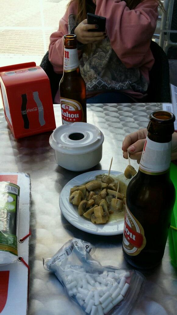paulasaura's tweet photo. Tentempie despues de la biblio @aragonzalez6 @ClauSanchez23 http://t.co/4oYqss8393