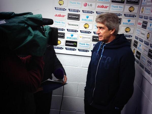 Di luar pemain pemanasan, di dalam Manuel Pellegrini menjelaskan kepada wartawan tentang susunan pemainnya.