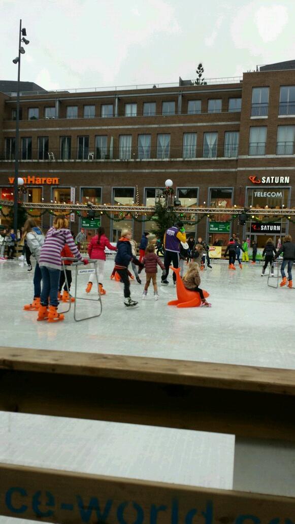 Dr wuurt waer volop geschaats !
In het winterpaviljoen is t aul gezellig strax de Holtmuhekapel @ieskefee