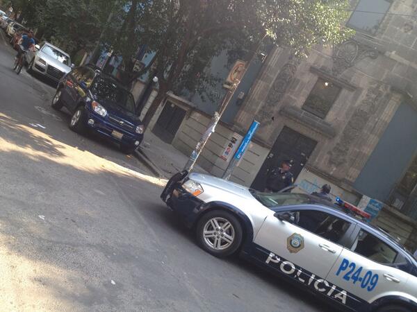 roberrondo's tweet photo. @a_fernandezDF 10hrs 2patrullas y no logró conseguir grúa del 066. Un coche estorbando mi entrada x 3era vez en 1mes http://t.co/7t0yLr2LRF