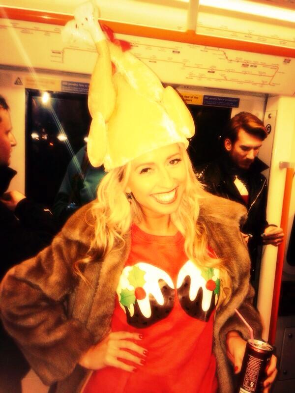 _DivaFever's tweet image. #TurkeyHead #PuddingBoobs #UndergroundStares 😂🙈😂