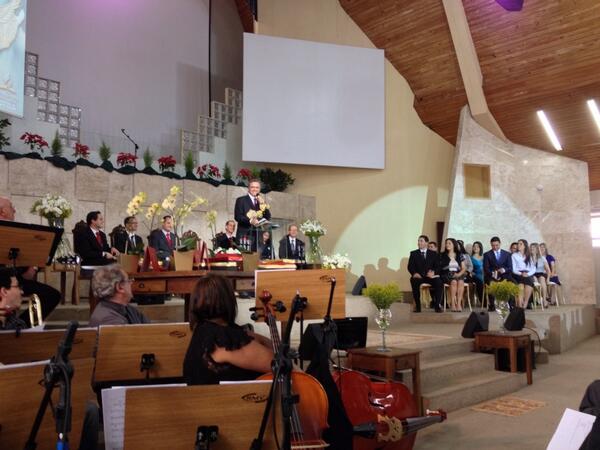 Acontece agora - Cerimônia de ordenação ao ministério/ASR - C. de POA. Pr. Marlinton L. Fala aos ordenandos.