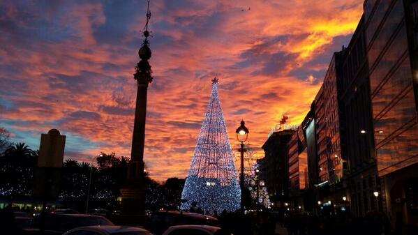 Crisviamar's tweet photo. En A Coruña, atardecer navideño desde el Obelisco http://t.co/Bh92iOGeK2