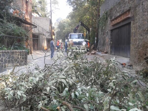 AAOmx's tweet photo. Trabajos en Cedros, imposible pasar http://t.co/1yFcW7G9sD
