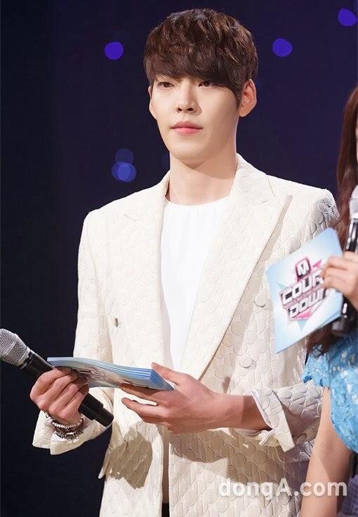 trendtok's tweet image. Aktor Terkenal Kim Woo Bin, Menjadi MC SBS Drama Awards Akhir Tahun #kdrama #kartist #trendtok trendtok.co.id/2013/12/aktor-…