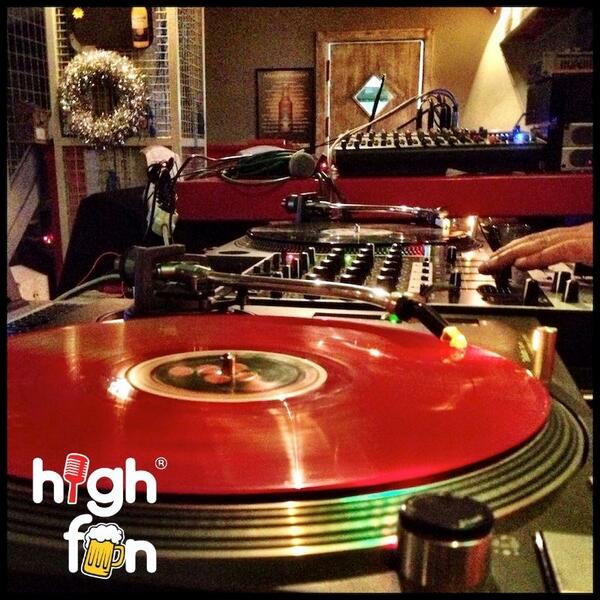 HighfunBilkent's tweet photo. DJ Ahmet Bediz  bu gece eski 45 lik lerle  sizi harika bir yolculuğa çıkarıyor! http://t.co/HDNs447kE4