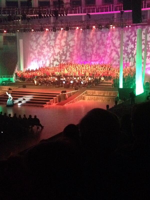 Puppe1965's tweet photo. "Valon aika" menossa HK-areenalla! Henrietta tuossa keskellä orkkaa... http://t.co/DXfHA39xQ5