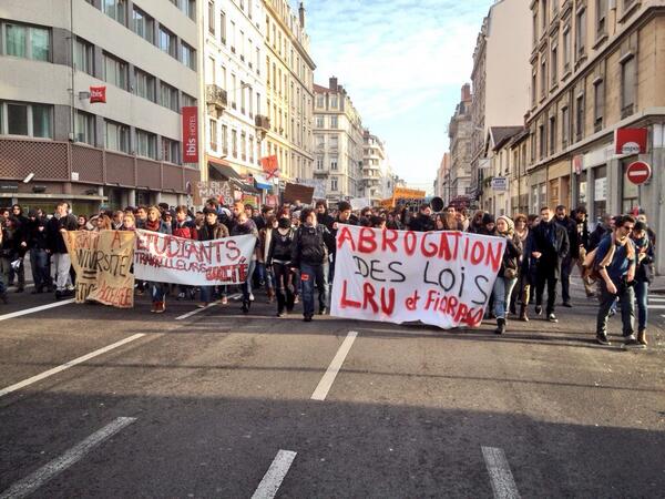 Lyon2EnLutte's tweet photo. 350 étudiants dans la rue contre la loi LRU ! #Lyon2EnLutte #AustéritéFac http://t.co/sKMLQ2HLz3