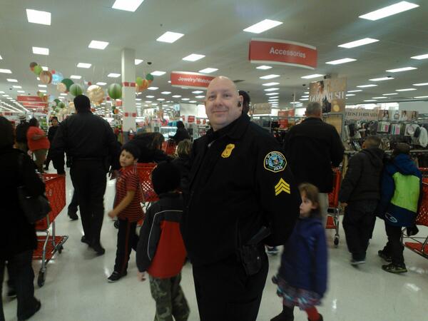 edgar_batenga's tweet photo. 100 police officers from different agencies. Shopping with PGCPS students #OperationSantawithaBadge http://t.co/aruphHPhCj