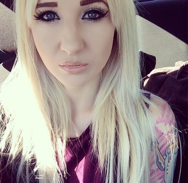 OhItsIzzy's tweet photo. Selfie, hi. http://t.co/oVYuvPSI4l