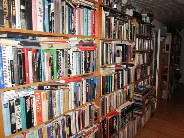 BjorkbackaHannu's tweet image. Books on eyepads? My Lundia shelfie #shelfie #materialism #eyepad