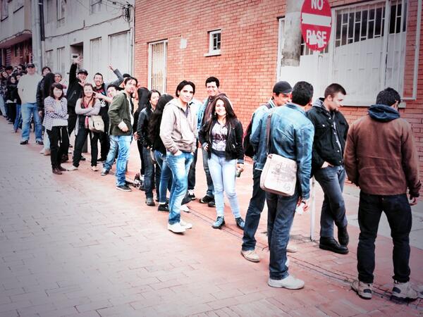 TatoCepeda's tweet photo. En la fila de la entrada, sólo paz, amor y ricos Sanduches que compartimos #jinglebellrock2013@Radioacktiva_ http://t.co/7uPPTADSIU