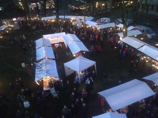 Vanuit de hoogwerker mooi uitzicht over de sfeervolle kerstmarkt De Heerlijkheid van Ruinen.