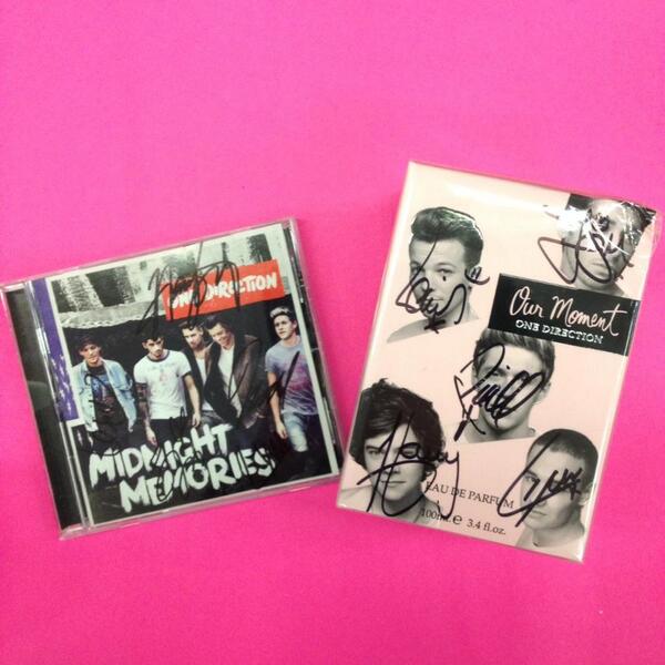 seventeen's tweet photo. #Directioners: enter to win a signed #MidnightMemories album or Our Moment perfume! http://t.co/84ASE8Oucs #17OneD http://t.co/jhHcJ3h0cG