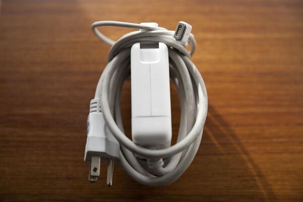Funzafunza's tweet image. Så lærte vi det! “@WIRED: Don’t wrap your MacBook’s cable around the power brick! wrd.cm/18LZdYX http://t.co/LaF4SF8MAl”