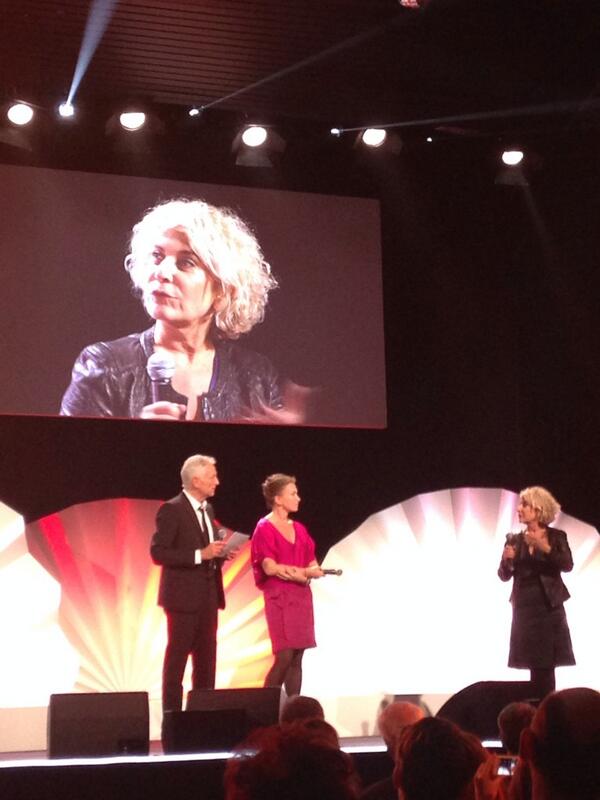 aufeminin's tweet photo. #FEO13: @mlsauty remet le trophée Femme de style à Nathalie Samson Friedlander en veste jeune créa Sylvie Schimmel http://t.co/YWyt3KwyAy