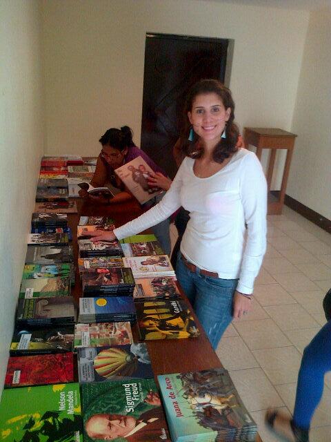 temeraria37's tweet photo. GRACIAS a El Nacional por donarnos 200 libros para el Teatro Musical Pedagógico Venezolano. Cultivando la lectura! http://t.co/Ww7mlo4hWa