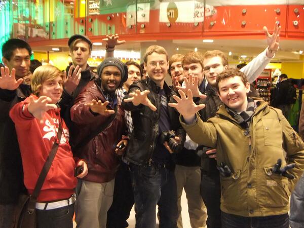 George1L's tweet photo. @BrandonJLa Meeting you in London a couple of years ago was sweet! Here's you posing for my 3D camera. #StressLevel0 http://t.co/CwMKrPBbTW