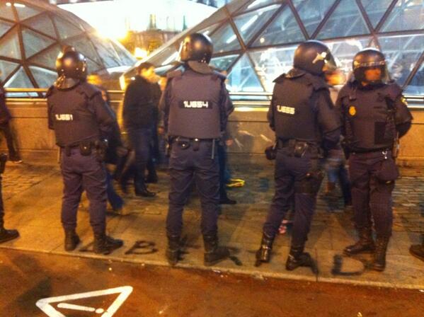 gorkaotxoa's tweet photo. En el momento en q están cargando por media ciudad la imagen del #14D es ésta: policías pisando... #Libertad http://t.co/IJ1B0vr522