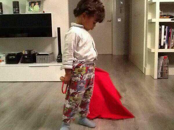 encierrostoledo's tweet photo. Yo soy de ese 0,001% de niños que en su comunion dijo que queria ser torero y con mas orgullo que nadie. http://t.co/o5024FsSrv