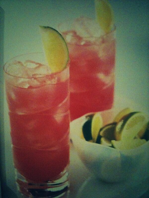 ChicCocktail's tweet photo. 1ère recette : Le Sea Breeze
Pour 2 verres
-2 mesures de vodka
-4 m de jus de canneberge
-2 m de jus de pamplemousse http://t.co/HOXw85QVkK