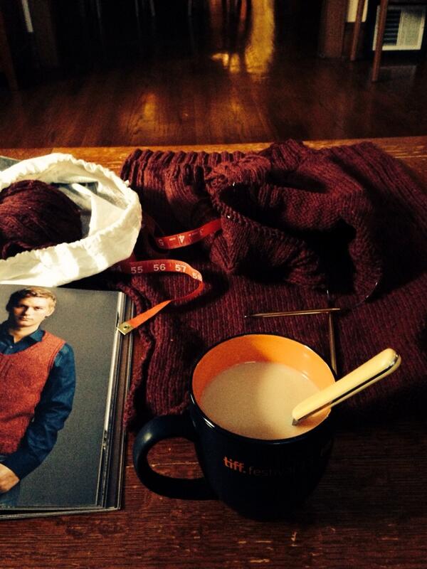 Funkylib's tweet photo. Good day to be inside knitting and sipping a cuppa! http://t.co/a4snWNkuEg