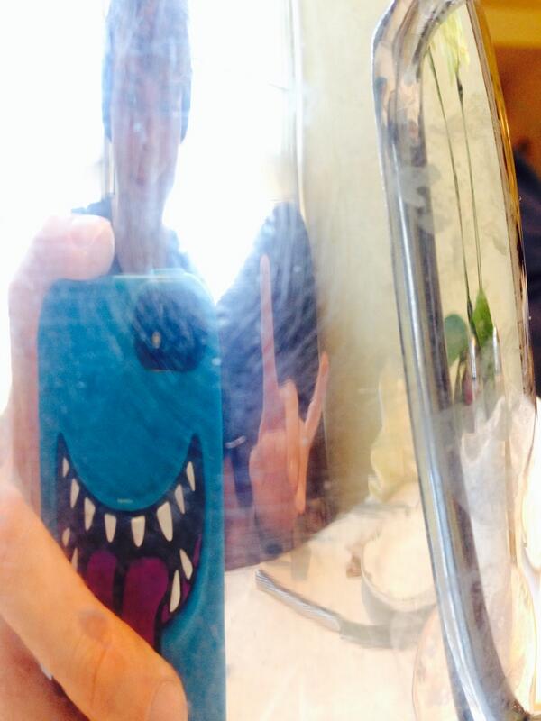 Ashton5SOS's tweet photo. Have a good day punks ✌️ http://t.co/Bqefs7EltZ