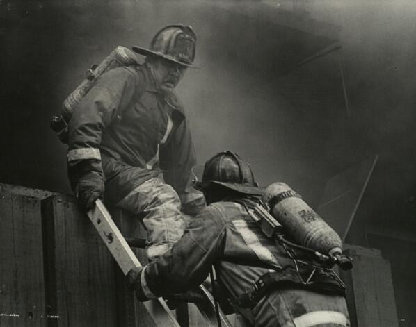 FireHouseRaven's tweet image. Sweet vintage Firefighting photo #Firefighter #Firefighterphoto #Firedepartment