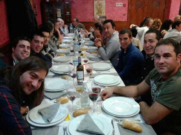 josep_ale's tweet photo. Buena cena con los compañeros!!! Jajajaja http://t.co/9ZX8ZnjcLF