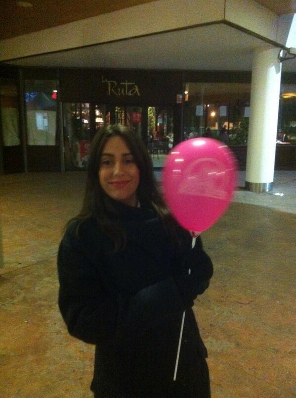 vispi90's tweet photo. @SoniaB_27 q contenta esta ella con mi globo http://t.co/ijEnJ2QIp1