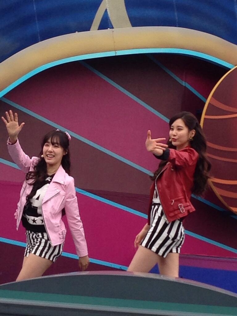 [PIC][15-12-2013]SNSD tham dự "SMTOWN V-theater Released event in USJ" vào trưa nay Bbf3OCFCAAASNCI