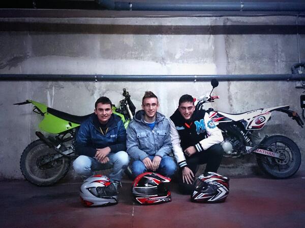 John_white_bn's tweet photo. Después de una bona festa y la play una bona ruteta no ve mal per a acabar be la nit @alexismxt17 y @juanpalmi_mxt10 http://t.co/qsHrOKV9ZH