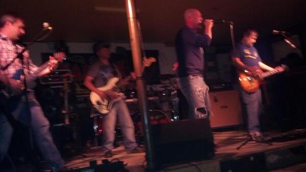 QuigleysPub1's tweet photo. Thank you to Head On for making the trip all the way from Punxsutawney, PA tonight in the snow!  Great performance!! http://t.co/k4dC5BskWb