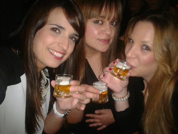 Eladiagr's tweet photo. principioo de navidad con @cristina_cuki @laur_cai http://t.co/lcKfVtS8s7