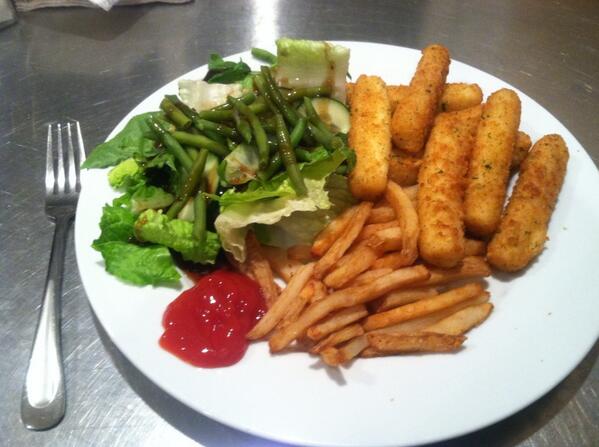 erindevine19's tweet photo. The people I babysit for are the best, They left me a huge dinner in case I get hungry #iloveyou #secondhome http://t.co/02iFXM43Y1