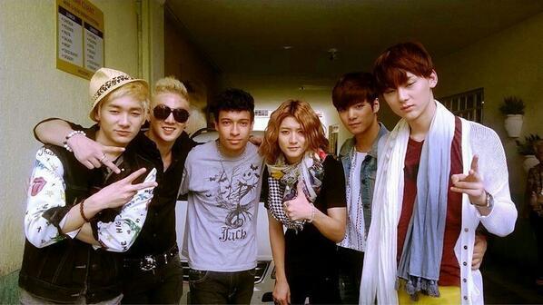 NUEST5Aron's tweet photo. With fan #Brasil http://t.co/ua3kDoBxb7
