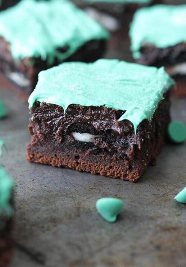 YummyImages's tweet photo. Oreo Stuffed Chocolate Mint Brownies http://t.co/iOC31rsa7j