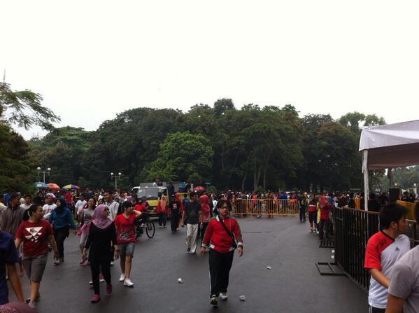 i_am_riyadi's tweet photo. Lari paginya diluar stadion aja ya, di jalan tol boleh, soalnya running track stadion lagi dibajak #BajakJKT http://t.co/nYXLWEXdyY