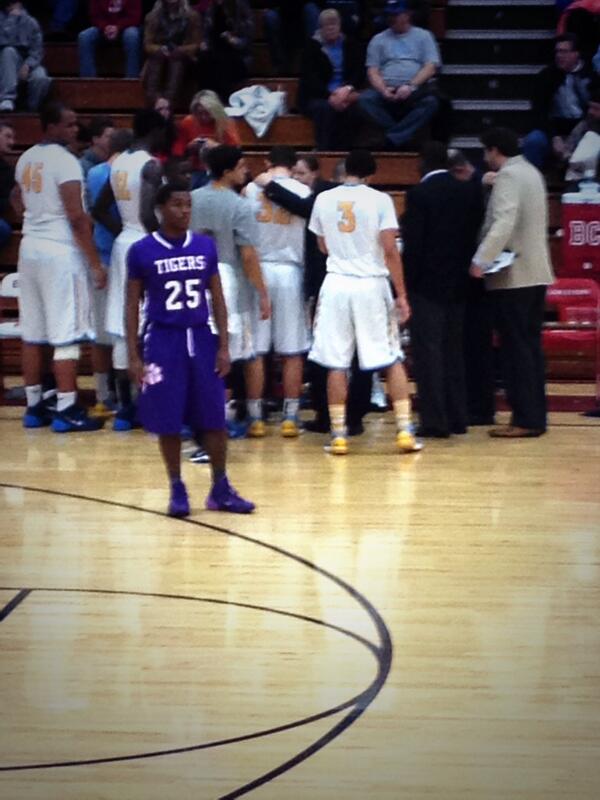 CoachRudi44's tweet image. Halftime- @HuntingtonPrep leads Pickerington, OH 46-33. @jmamba5 leading #HPrep w/16, @TekiHWBT-11, @joshperkins03-9