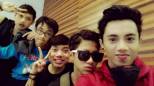 Powerbang_DC's tweet photo. (Pic) selc member high bang with manager lagi .. kekeke~ , selesai perfom lanjut mkn" XD -m http://t.co/EfQb8cyBKR
